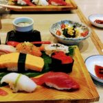 義実家で月に一度の食事会。特上握りが６人前、干瓢巻が１人前届き・・トメ「嫁の常識！アナタは台所で食しなさい。はい、干瓢巻よ！」私「美味しくて感動しました」鮨屋にお礼の電話をした結果・・・