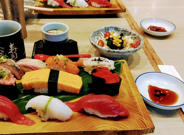 義実家で月に一度の食事会。特上握りが６人前、干瓢巻が１人前届き・・トメ「嫁の常識！アナタは台所で食しなさい。はい、干瓢巻よ！」私「美味しくて感動しました」鮨屋にお礼の電話をした結果・・・