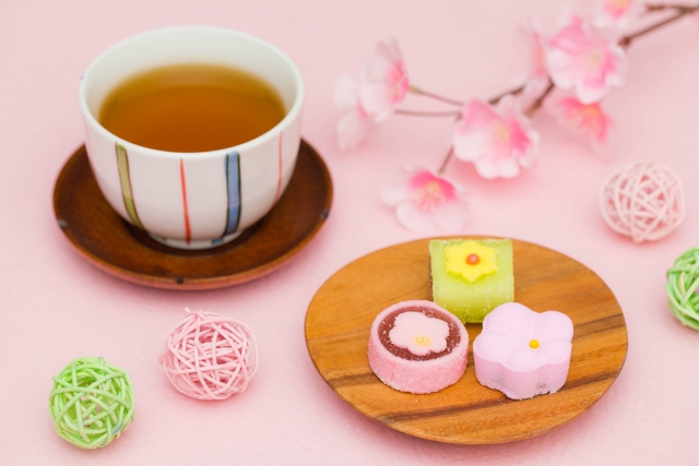 同居して半年、トメ「早くお茶淹れなさいよ。お茶菓子買って来なさいよ。」すると→トメ友が一言「あんた近所でも噂だけどここまで嫁いびりが酷いとは・・・・・」トメ絶句。