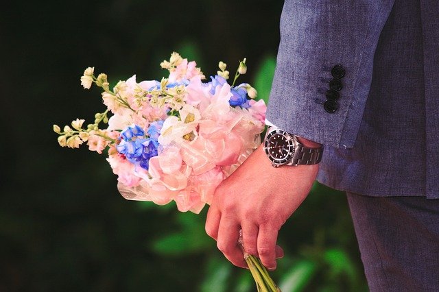 義弟の結婚式で花嫁が式の2時間前になっても来なかった。新婦両親「連絡が取れない…」新婦友人「昨日男女5名で夜の街に消えてったよ」全員「!?」→衝撃だった…