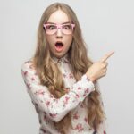 帰宅途中、嫁のお父さんにばったり。嫁父と一緒に帰宅したら嫁がベッドの上でプロレスしていた