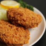 義実家で。夕食はトメ製メンチカツ。トメ「お肉足りなくて誰か一人はかまぼこフライよw」私「間違いなく100％私のですよね。違ったらウトさんがお買いになる車の代金を払います。」→結果