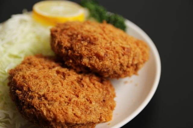 義実家で。夕食はトメ製メンチカツ。トメ「お肉足りなくて誰か一人はかまぼこフライよw」私「間違いなく100%私のですよね。違ったらウトさんがお買いになる車の代金を払います。」→結果