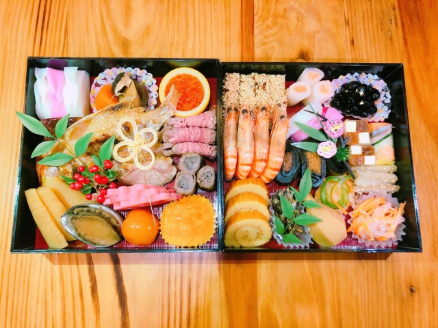 トメ「こんな店のお節でごまかすなんて 嘘つきは泥棒の始まりよ!」と目の前でお節を捨てられた。夫『躾だよ躾。一種の儀式!楽してウチの嫁になろうなんて思うなよ~w』
