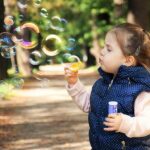 上の子の習い事の保護者会に娘のお気に入りの服を着せて連れて行った。「ききーしゃん、ききーしゃん」と泣きわめく娘を見たら、下着だけ・・・・