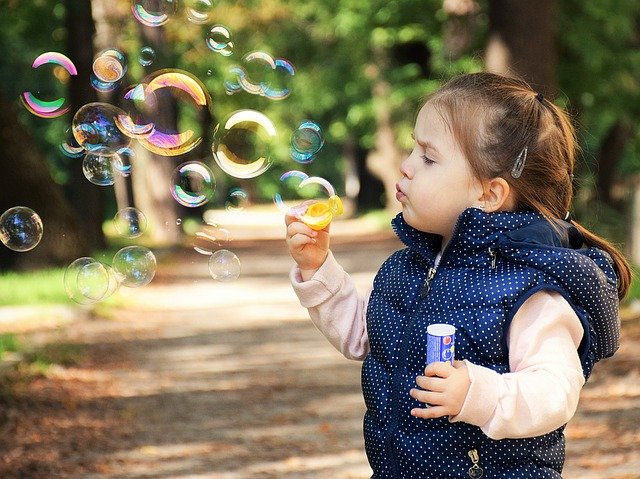 上の子の習い事の保護者会に娘のお気に入りの服を着せて連れて行った。「ききーしゃん、ききーしゃん」と泣きわめく娘を見たら、下着だけ・・・・