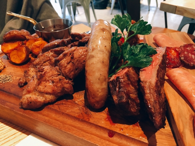 専業主夫になった夫が料理作ってくれるんだけど、肉系ばっかりで辛い。何度言っても肉肉肉。毎日肉祭り。私「たまには野菜も食べたい」ってお願いしたら、出て来たのがなんと…