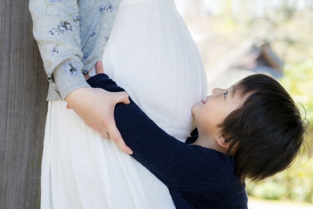嫁が妊娠8ヶ月、出産予定日の2週間後の結婚式に招待された。2週間後なら大丈夫と思い出席の返事をしたことを知った嫁が激怒・・・