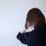 娘と私兄でトイレに行った夫を待っていたら、『このアバズレが！』と怒鳴られ、後ろから何かで殴られてベンチで鼻を強打！→ 鼻血まみれで頭を上げたらそこには夫母が…