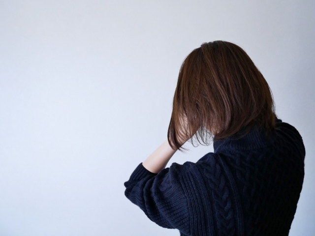 娘と私兄でトイレに行った夫を待っていたら、『このアバズレが!』と怒鳴られ、後ろから何かで殴られてベンチで鼻を強打!→ 鼻血まみれで頭を上げたらそこには夫母が…