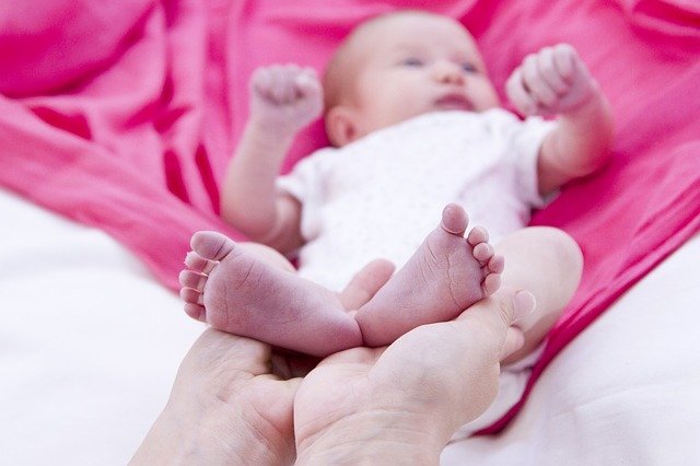 子供出産して3ヶ月くらいたった頃,嫁が布団からのっそり起きて一階に降りてった。俺緊張しながらを後つけると、真っ暗な部屋の中で嫁が生肉ムシャムシャ食ってた → 嫁の足元に包丁が3本落ちてて…
