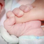 義兄嫁に下の子をクレクレされた。義兄嫁「くれるって約束したら出る」下の子抱いてトイレにたてこもられた。