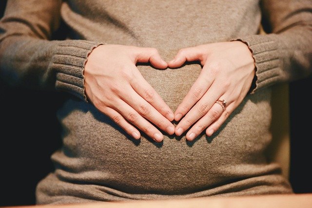 現在23wの初妊婦です。義母「同居して祖母の介護をお願い!どうせ産休に入るんだから丁度いいじゃない」旦那「寝たきりだし手はかからないよ大丈夫^^」