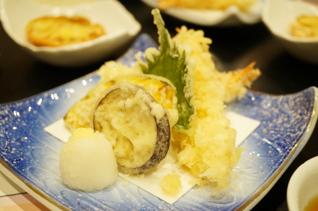 義実家のお祝い事で食事してたら、私「いたっ！」海老の天ぷらから折れた裁縫針が出てきた。義姉「飲み込めばよかったのに」→結果