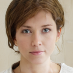 両親と私と兄夫婦が同居中。ピンポーンとなったので私が出た。女「こんなの！こんなの！許さない！」喚きながら馬乗りになられ腹を叩かれた。両親「どういうこと？説明しなさい！」私？？？→
